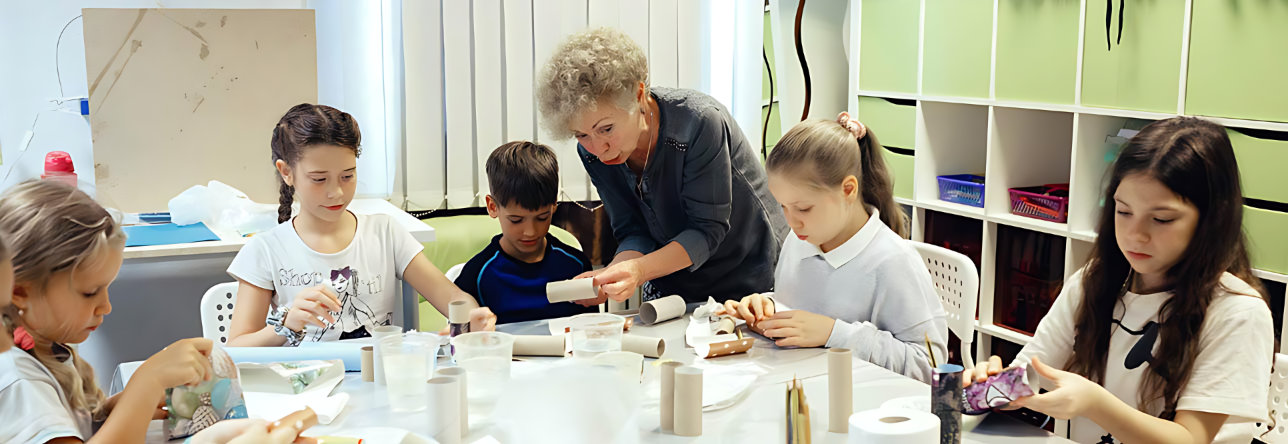 Kreativwerkstatt mit Kindern und Pädagogin im Verein