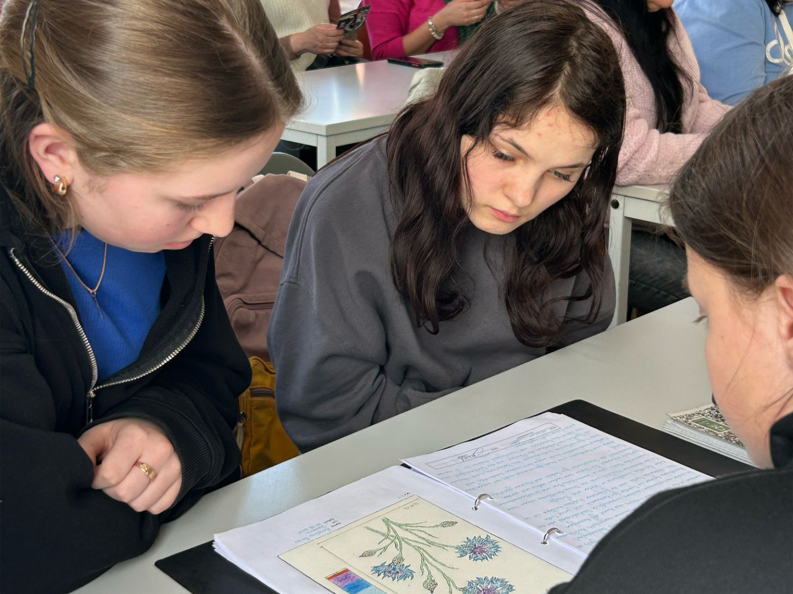 Jugendliche setzen sich mit bildender Kunst auseinander