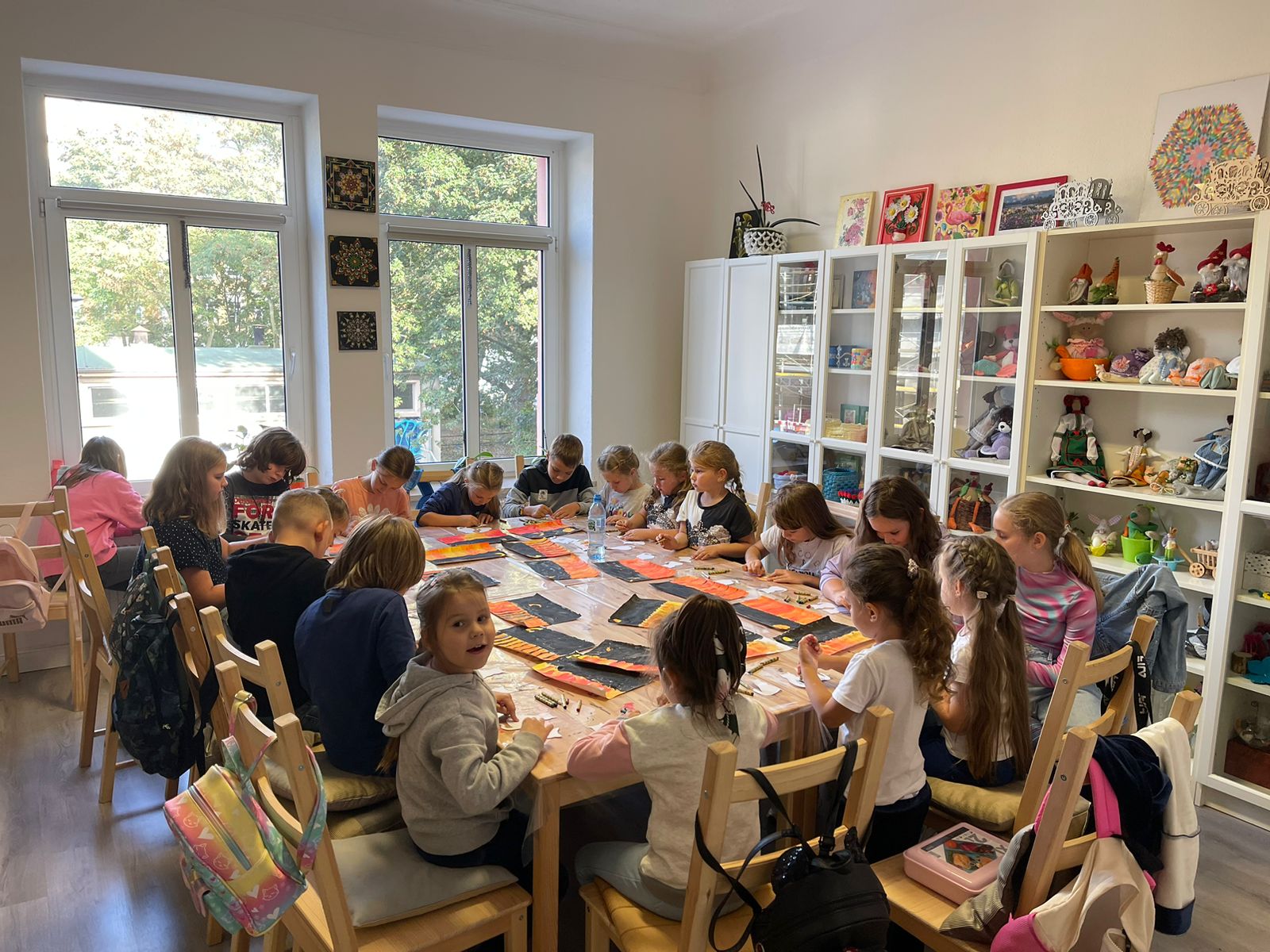 Kinder malen am Tisch im Verein