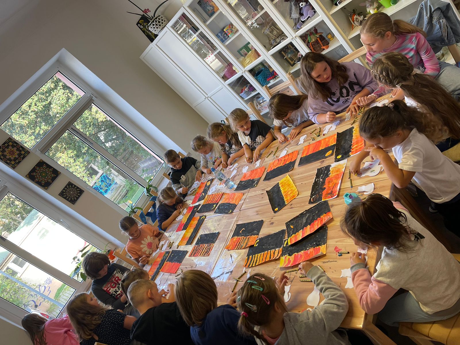 Kinder malen am Tisch im Verein